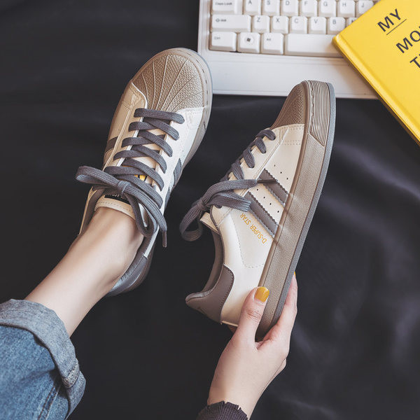 Sieviešu modernas kedas ar plakanu zoli un šņorēm trīs krāsās