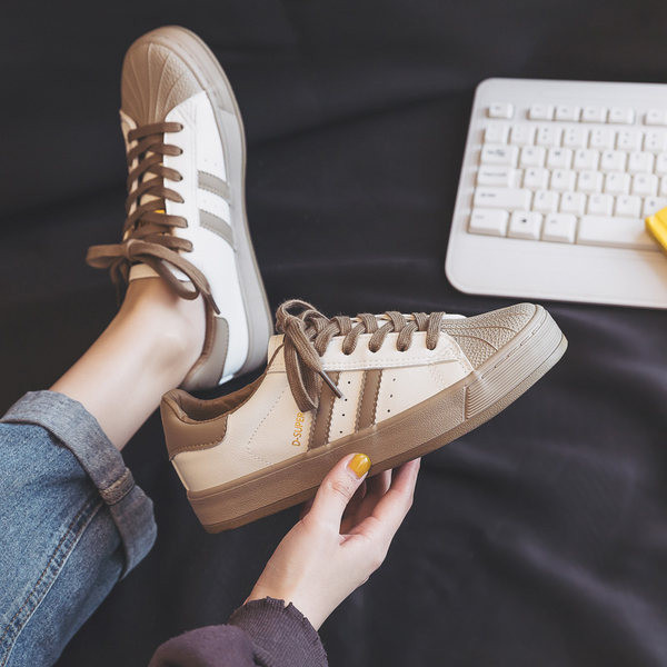 Sieviešu modernas kedas ar plakanu zoli un šņorēm trīs krāsās