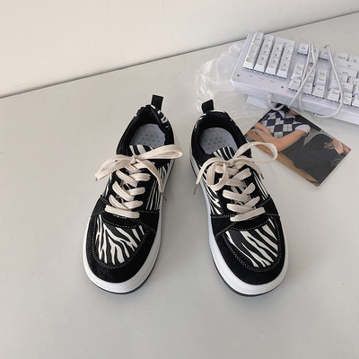 Γυναικεία μοντέρνα αθλητικά παπούτσια με κορδόνια και άνιμαλ πριντ