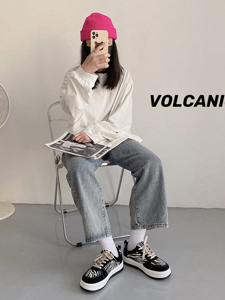 Γυναικεία μοντέρνα αθλητικά παπούτσια με κορδόνια και άνιμαλ πριντ