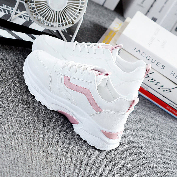 Γυναικεία αθλητικά παπούτσια από οικολογικό δέρμα με τραχιά σόλα