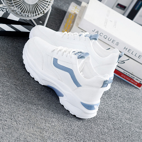 Γυναικεία αθλητικά παπούτσια από οικολογικό δέρμα με τραχιά σόλα