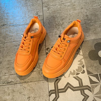 Νέο μοντέλο γυναικεία αθλητικά παπούτσια με κορδόνια και επίπεδη σόλα σε λευκό και πορτοκαλί χρώμα