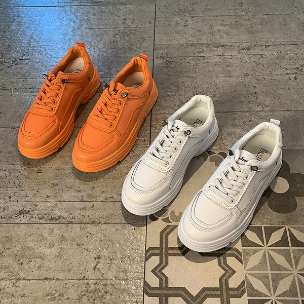 Νέο μοντέλο γυναικεία αθλητικά παπούτσια με κορδόνια και επίπεδη σόλα σε λευκό και πορτοκαλί χρώμα