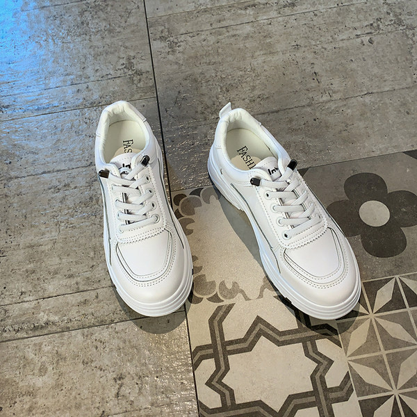 Νέο μοντέλο γυναικεία αθλητικά παπούτσια με κορδόνια και επίπεδη σόλα σε λευκό και πορτοκαλί χρώμα