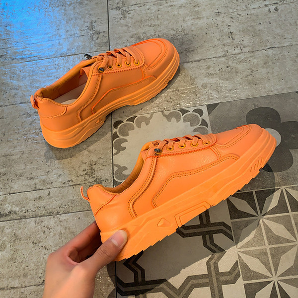 Νέο μοντέλο γυναικεία αθλητικά παπούτσια με κορδόνια και επίπεδη σόλα σε λευκό και πορτοκαλί χρώμα