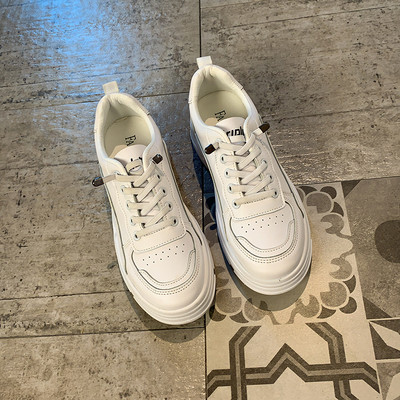 Νέο μοντέλο γυναικεία έκο δερμάτινα αθλητικά παπούτσια με κορδόνια και επίπεδη σόλα σε λευκό χρώμα