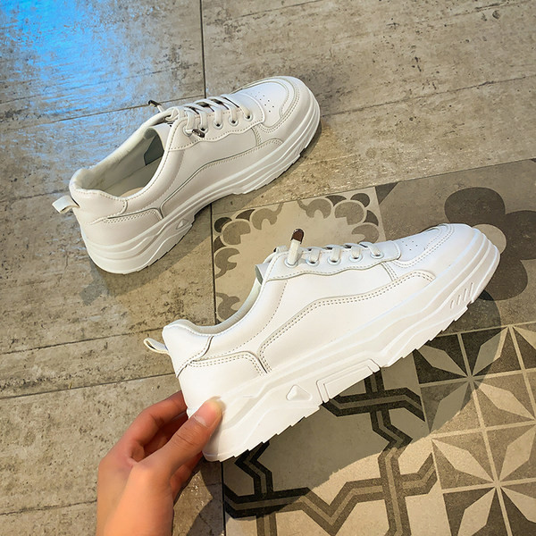 Νέο μοντέλο γυναικεία έκο δερμάτινα αθλητικά παπούτσια με κορδόνια και επίπεδη σόλα σε λευκό χρώμα