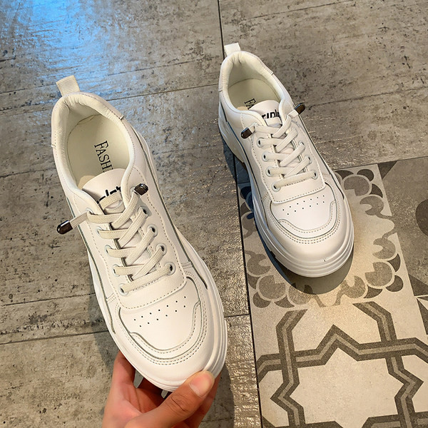 Νέο μοντέλο γυναικεία έκο δερμάτινα αθλητικά παπούτσια με κορδόνια και επίπεδη σόλα σε λευκό χρώμα