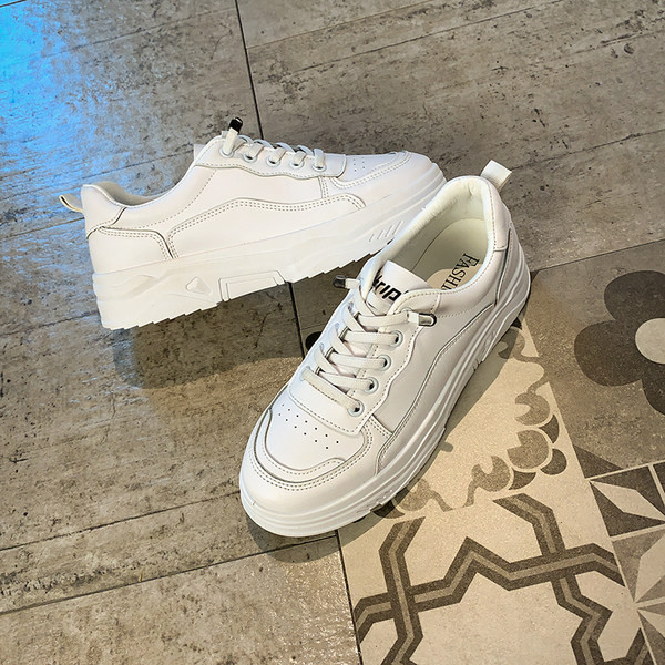 Νέο μοντέλο γυναικεία έκο δερμάτινα αθλητικά παπούτσια με κορδόνια και επίπεδη σόλα σε λευκό χρώμα