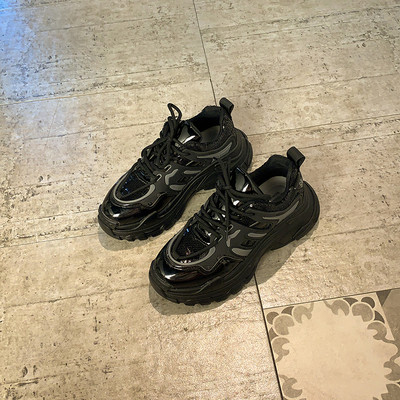 Γυναικεία αθλητικά  παπούτσια με τραχιά σόλα σε μαύρο χρώμα