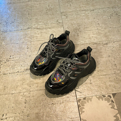 Γυναικεία αθλητικά  παπούτσια με τραχιά σόλα σε μαύρο χρώμα