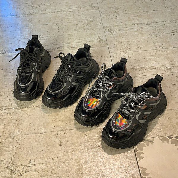 Γυναικεία αθλητικά  παπούτσια με τραχιά σόλα σε μαύρο χρώμα