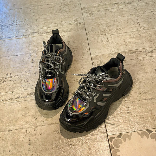 Γυναικεία αθλητικά  παπούτσια με τραχιά σόλα σε μαύρο χρώμα