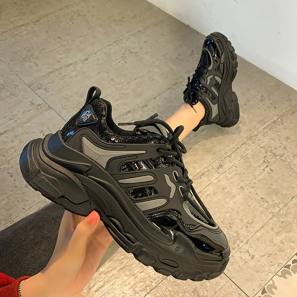 Γυναικεία αθλητικά  παπούτσια με τραχιά σόλα σε μαύρο χρώμα