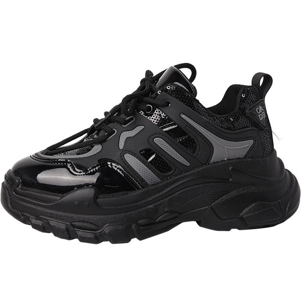 Γυναικεία αθλητικά  παπούτσια με τραχιά σόλα σε μαύρο χρώμα