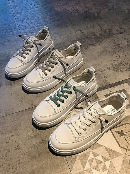 Γυναικεία αθλητικά παπούτσια από οικολογικό δέρμα με επιγραφή