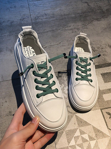 Γυναικεία αθλητικά παπούτσια από οικολογικό δέρμα με επιγραφή