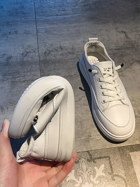 Γυναικεία αθλητικά παπούτσια από οικολογικό δέρμα με επιγραφή