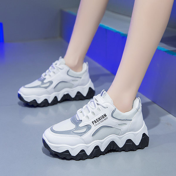 Γυναικεία αθλητικά παπούτσια με τραχιά σόλα και κορδόνια