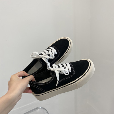 Γυναικεία αθλητικά παπούτσια με κορδόνια και επίπεδη σόλα - διάφορα μοντέλα