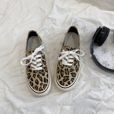 Γυναικεία αθλητικά παπούτσια με κορδόνια και επίπεδη σόλα - διάφορα μοντέλα