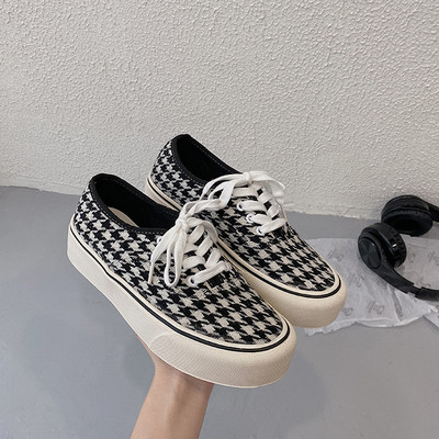 Γυναικεία αθλητικά παπούτσια με κορδόνια και επίπεδη σόλα - διάφορα μοντέλα