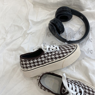 Γυναικεία αθλητικά παπούτσια με κορδόνια και επίπεδη σόλα - διάφορα μοντέλα