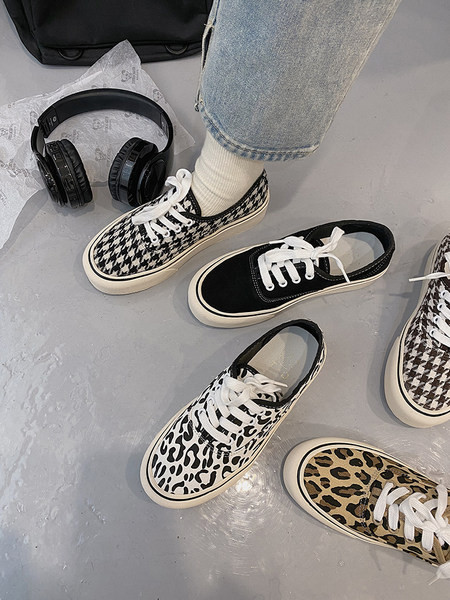 Γυναικεία αθλητικά παπούτσια με κορδόνια και επίπεδη σόλα - διάφορα μοντέλα