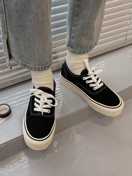 Γυναικεία αθλητικά παπούτσια με κορδόνια και επίπεδη σόλα - διάφορα μοντέλα