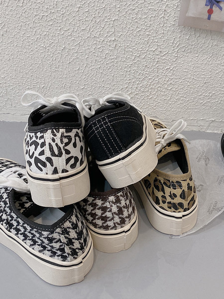 Γυναικεία αθλητικά παπούτσια με κορδόνια και επίπεδη σόλα - διάφορα μοντέλα