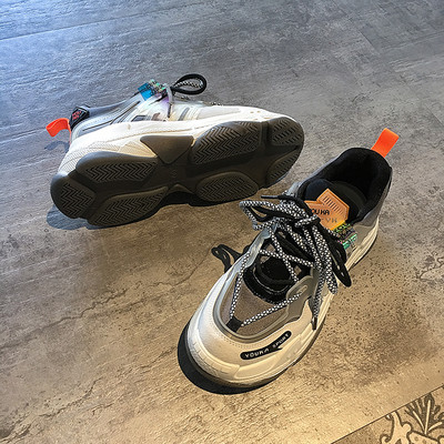 Γυναικεία αθλητικά παπούτσια με απλικέ και τραχιά σόλα