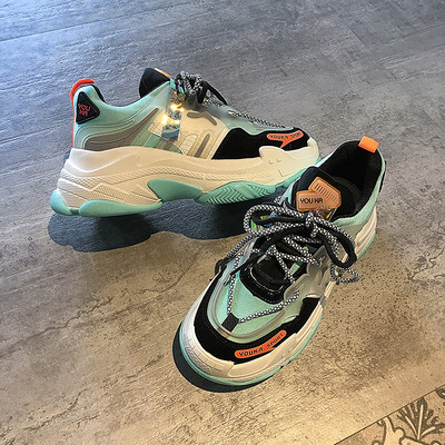 Γυναικεία αθλητικά παπούτσια με απλικέ και τραχιά σόλα