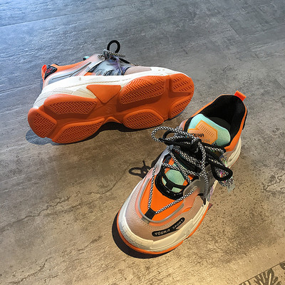 Γυναικεία αθλητικά παπούτσια με απλικέ και τραχιά σόλα