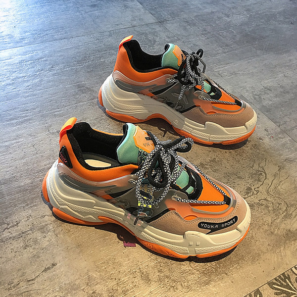 Γυναικεία αθλητικά παπούτσια με απλικέ και τραχιά σόλα