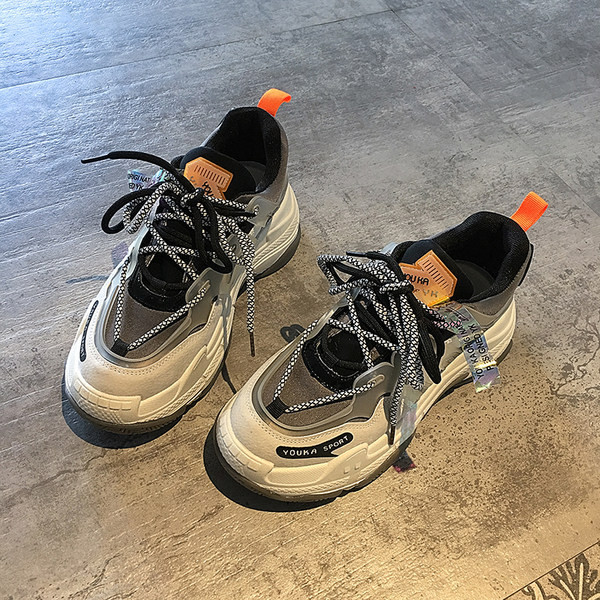 Γυναικεία αθλητικά παπούτσια με απλικέ και τραχιά σόλα