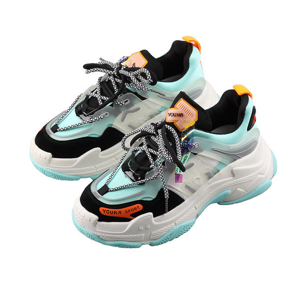 Γυναικεία αθλητικά παπούτσια με απλικέ και τραχιά σόλα