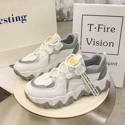 Μοντέρνα αθλητικά παπούτσια με τραχιά σόλα για γυναίκες