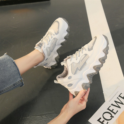 Μοντέρνα αθλητικά παπούτσια με τραχιά σόλα για γυναίκες