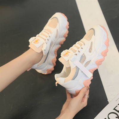 Μοντέρνα αθλητικά παπούτσια με τραχιά σόλα για γυναίκες