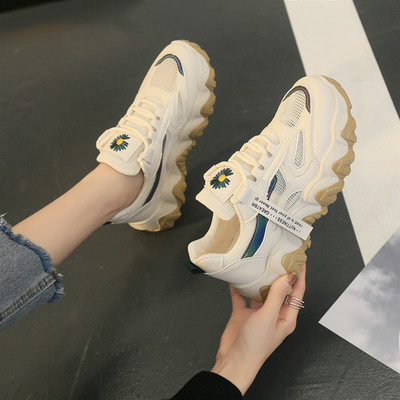 Μοντέρνα αθλητικά παπούτσια με τραχιά σόλα για γυναίκες