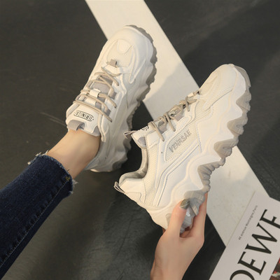 Μοντέρνα αθλητικά παπούτσια με τραχιά σόλα για γυναίκες