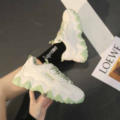 Μοντέρνα αθλητικά παπούτσια με τραχιά σόλα για γυναίκες