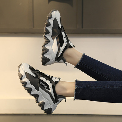 Μοντέρνα αθλητικά παπούτσια με τραχιά σόλα για γυναίκες