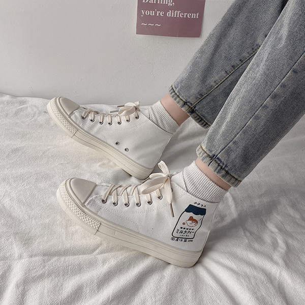 Γυναικεία αθλητικά παπούτσια από ύφασμα με απλικέ και επίπεδη σόλα