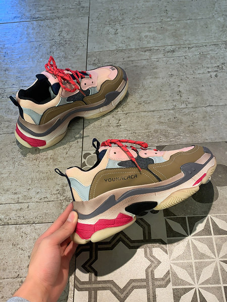 Νέο μοντέλο αθλητικά  απαπούτσια με τραχιά σόλα - δύο χρώματα