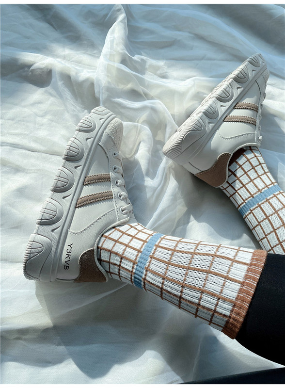 Λευκά, σπορ γυναικεία αθλητικά παπούτσια - κατάλληλα για την άνοιξη