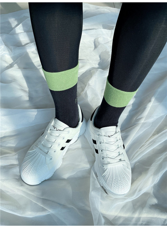 Λευκά, σπορ γυναικεία αθλητικά παπούτσια - κατάλληλα για την άνοιξη