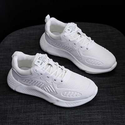 Sieviešu kedas ar plakanām zolēm un šņorēm