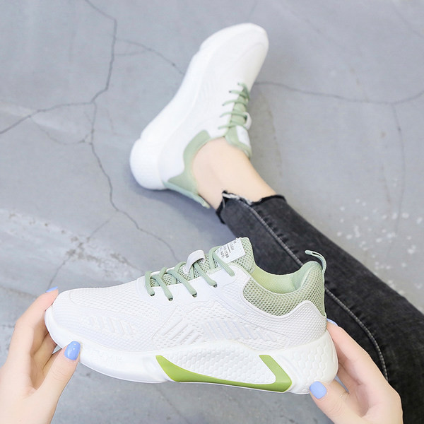 Sieviešu kedas ar plakanām zolēm un šņorēm